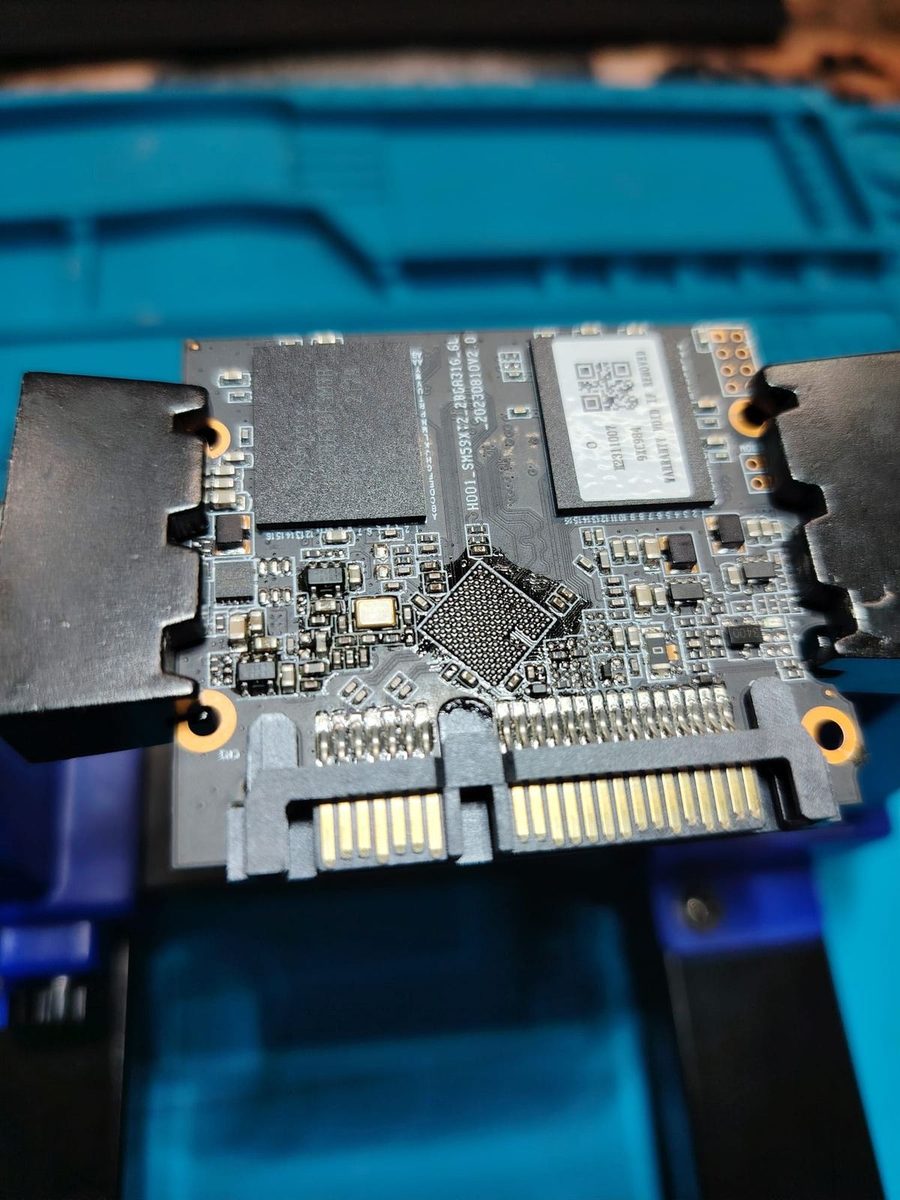 Micro-soudure d'un contrôleur SSD sous loupe binoculaire par Nanofix
